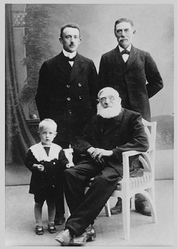 kahrs-founders-four-generations-320.jpg